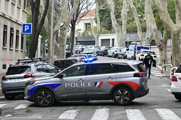 Egy tinédzser kidobott egy babát az ablakon