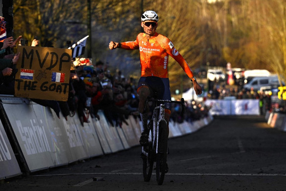 Terepkerékpár: Van der Poel rekordbeállítást jelentő, hetedik világbajnoki aranyát nyerte