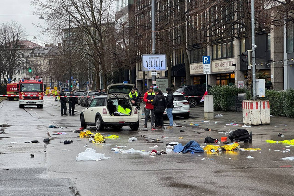 Autó hajtott az emberek közé Münchenben + VIDEÓ