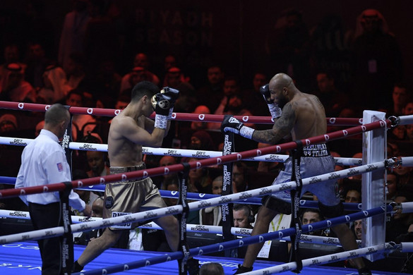 Vitathatatlan: Dmitrij Bivol a félnehézsúly abszolút világbajnoka