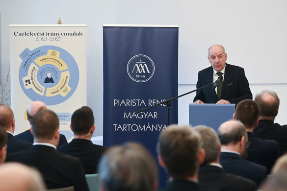 Magyarországon 310 évvel ezelőtt bontott zászlót a piarista rend