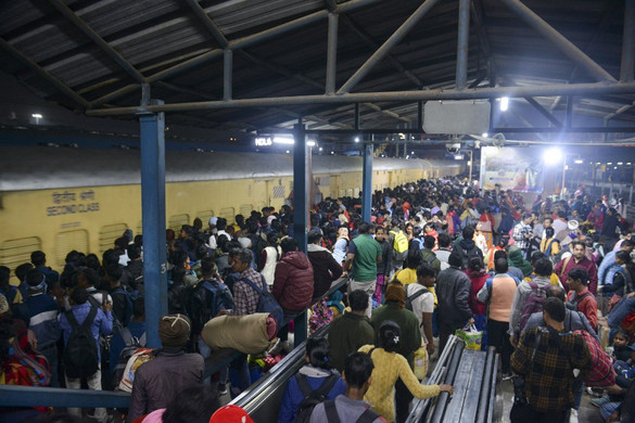 Több embert halálra tapostak Újdelhi főpályaudvarán