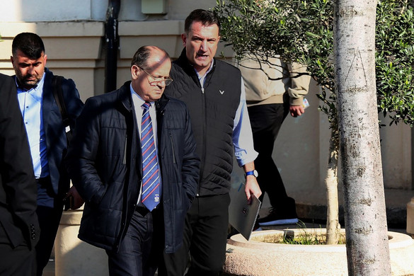 Korrupt volt, őrizetbe vették