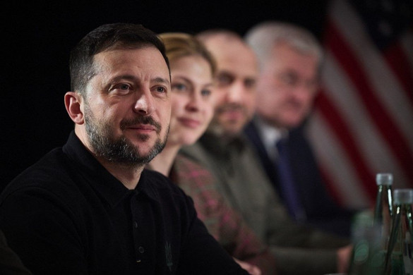Zelenszkij magazinokban pózol, miközben fiatalok halnak meg