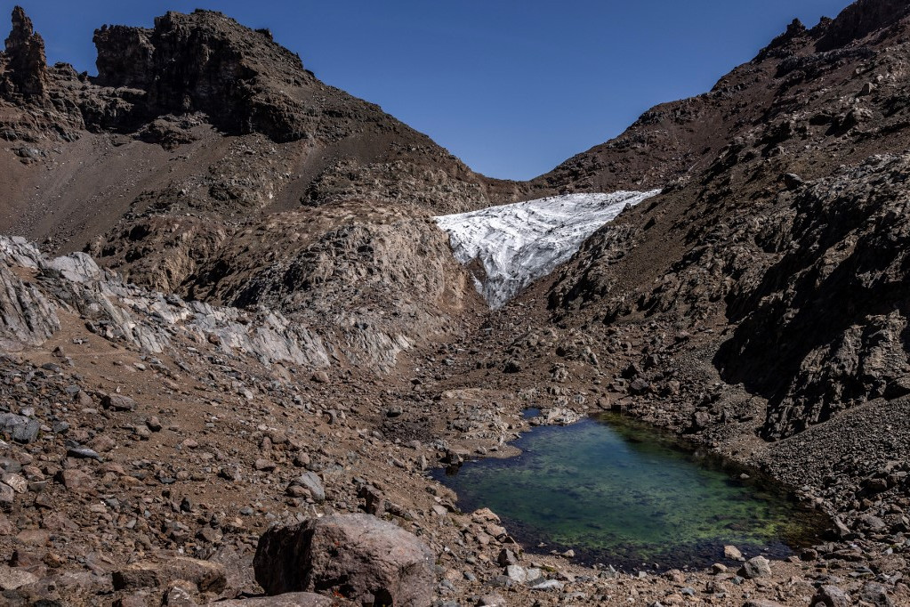 Az olvadó Lewis-gleccser általános látképe az olvadékvízzel teli medencével az alján, a Mount Kenya Nemzeti Parkban 2025. március 7-én