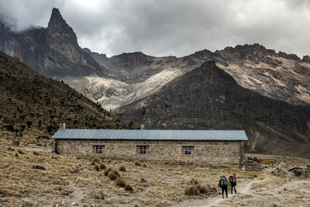 A Lewis-gleccser 1934 óta tömegének több mint 90 százalékát veszítette el a World Glacier Monitoring Service (WGMS) szerint. Ezt a drámai veszteséget az emelkedő hőmérséklet és a csökkenő csapadékmennyiség okozza, amelyet a szakértők a globális éghajlatváltozáshoz kötnek. A gleccserek eltűnése milliók vízforrásait fenyegeti, hatással van a mezőgazdaságra, a vízenergiára és a biológiai sokféleségre. A veszteség a helyi gazdaságokat is veszélyezteti, amelyek a hegység egyedülálló ökoszisztémájához kötődő mezőgazdaságtól és ökoturizmustól függenek
