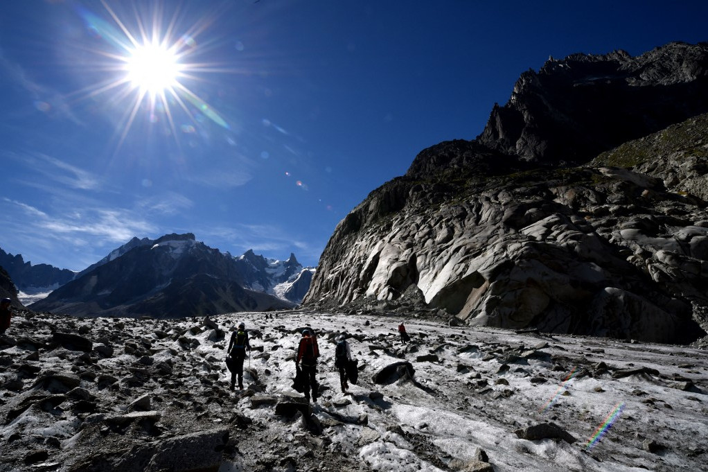 Önkéntesek gyűjtik a hulladékot a Mer de Glace gleccseren a francia Alpokban található Chamonix-Mont Blanc-ban