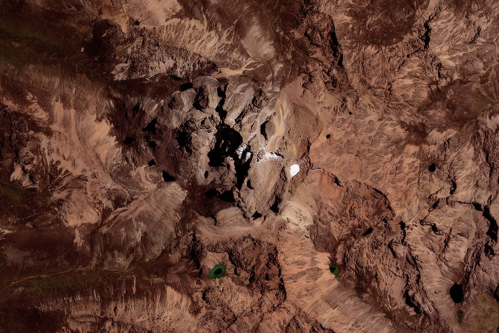Volt, kiszáradt! A 2024. augusztus 31-én készített kézi műholdképen a Kenya-hegyen található gleccser maradványa és kiszáradt medre látható, a Mount Kenya Nemzeti Park területén