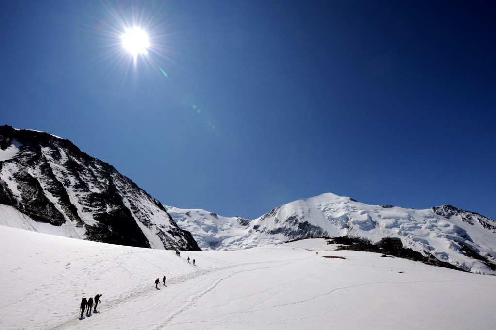 A Mont-Blanc-ra vezető úton haladnak a Tete Rousse gleccser tetejére, a 3200 méteres csúcsra 2011. június 30-án. A gleccserek globális felmelegedés miatti felgyorsult olvadása új tavak kialakulásához vezet, amelyek közül néhány folyásirányában az emberi életet is veszélyezteti, különösen az Alpokban, ahol a hatóságok igyekeznek megfékezni a kockázatot