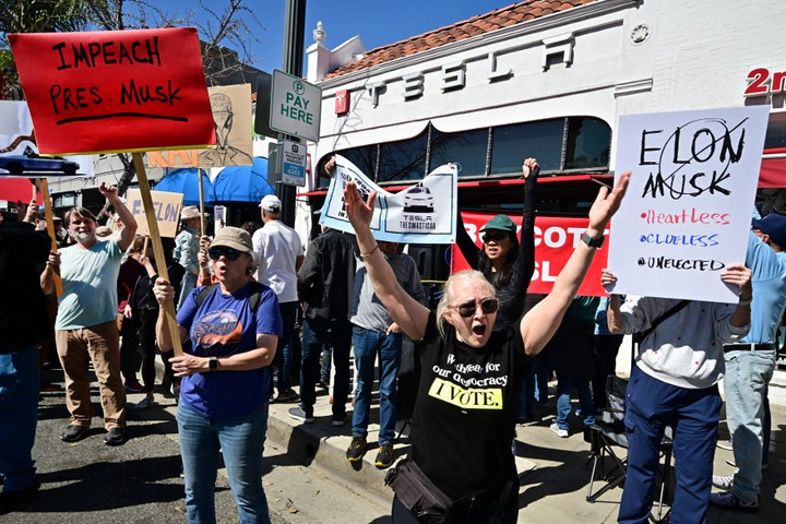 Fotó: AFP/Frederic J. Brown Erőszakos tüntetések kezdődtek a Tesla ellen