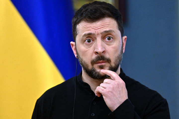 Fotó: AFP/Sergei Supinsky Zelenszkijnek le kell mondania