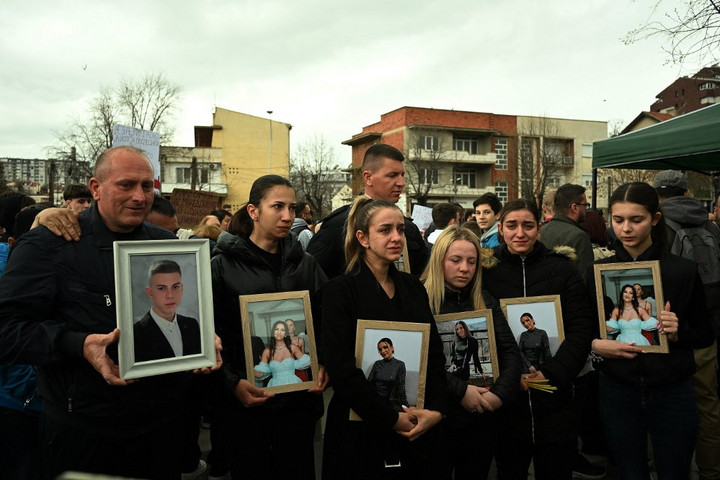 Fotó: AFP/Robert Atanasovski A diszkótűz felelőseinek felkutatásáért tüntettek
