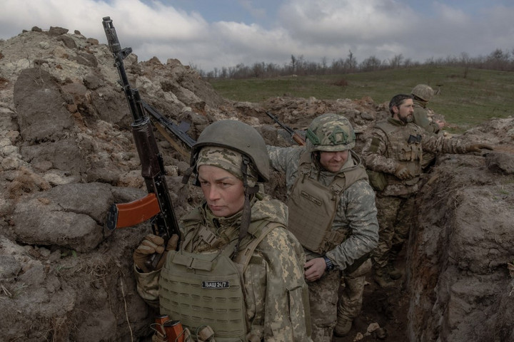 Fotó: AFP/Roman Pilipey Az ukrán fegyveres erők soraiban szolgáló nők felkészültebbek