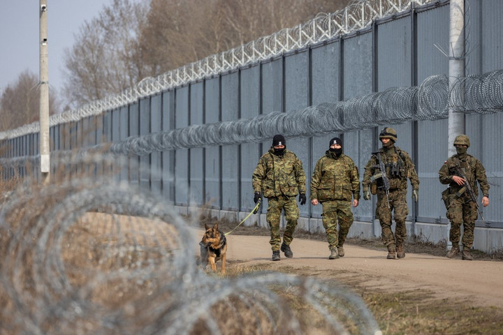 Fotó: AFP/Wojtek Radwanski A lengyel hatóságok megkezdték a fehéroroszok tömeges deportálását