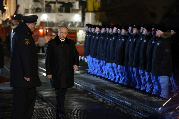 Fotó: AFP/Pool/Sergei Karpukhin Putyin aláírta az oroszok katonai behívásáról szóló rendeletet