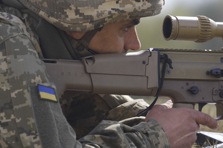 Náci jelvényt viselő ukrán gyerekkatonákról került elő videó