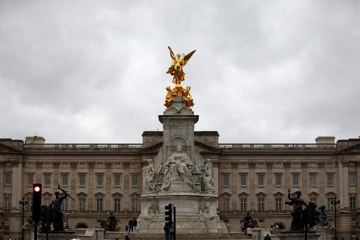 Fotó: AFP/NurPhoto/STR Kiderült, miért burkolózott sötétbe a Buckingham-palota