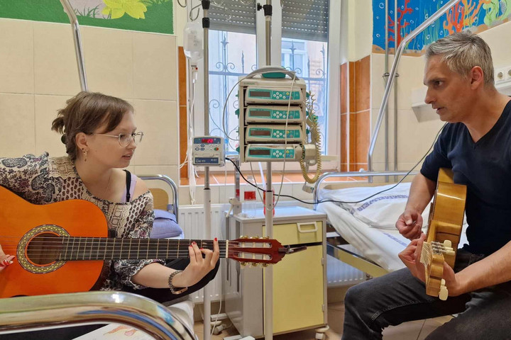 Fotó: Facebook/Zenével a Rákos Gyermekekért Alapítvány Gitárórákkal gyógyítják a daganatos gyerekeket