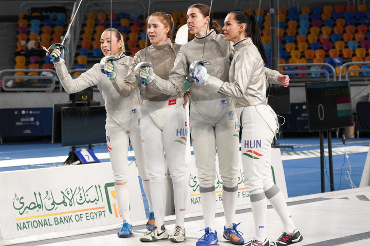 Fotó: Facebook/Hungarian Fencing Federation / Magyar Vívó Szövetség Ezüstérmes a női kardcsapat Kairóban