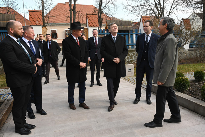 Crin Antonescu: A romániai magyarok jó állampolgárai Romániának