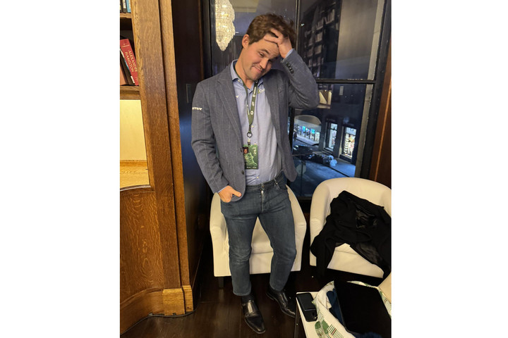 Fotó: X.com/Magnus Carlsen A kisakkozott nadrág aranyat ért