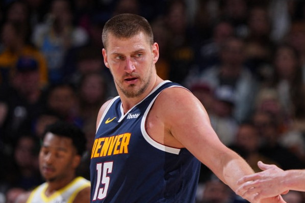 Fotó: AFP/Getty Images/NBAE/Garrett Ellwood A „Joker” dudaszós triplával sokkolt