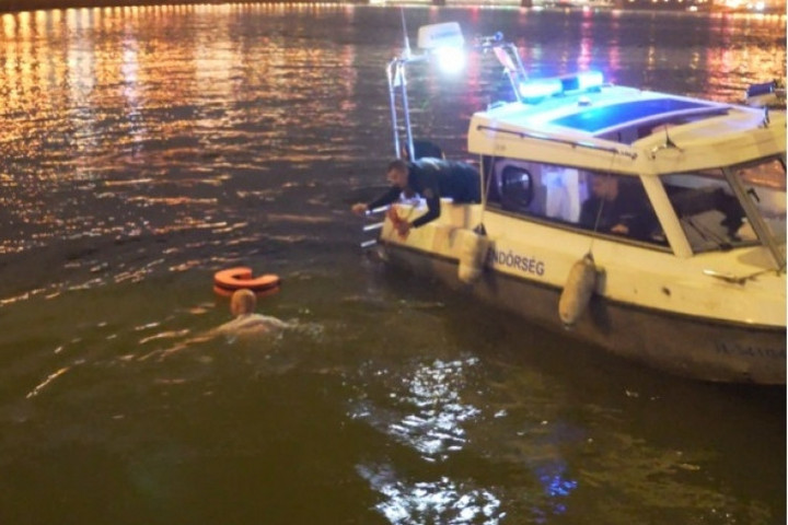 Fotó: Police.hu Tüntetett, trombitált, úszott, majd újra kellett éleszteni
