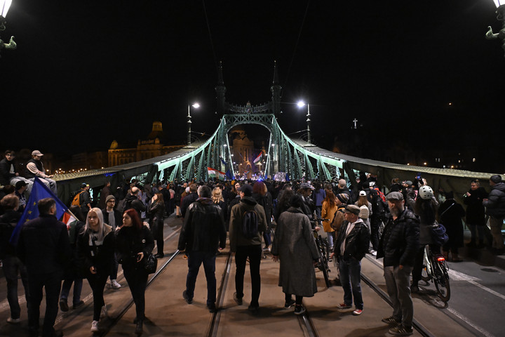 Demonstráció miatt nem közlekednek a BKK járatai három fővárosi hídon