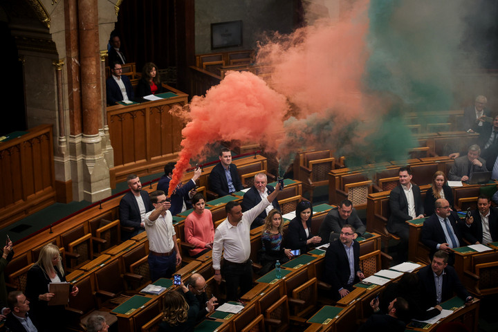 Hadházy ismét az emberektől kunyerál a bírsága megfizetéséhez