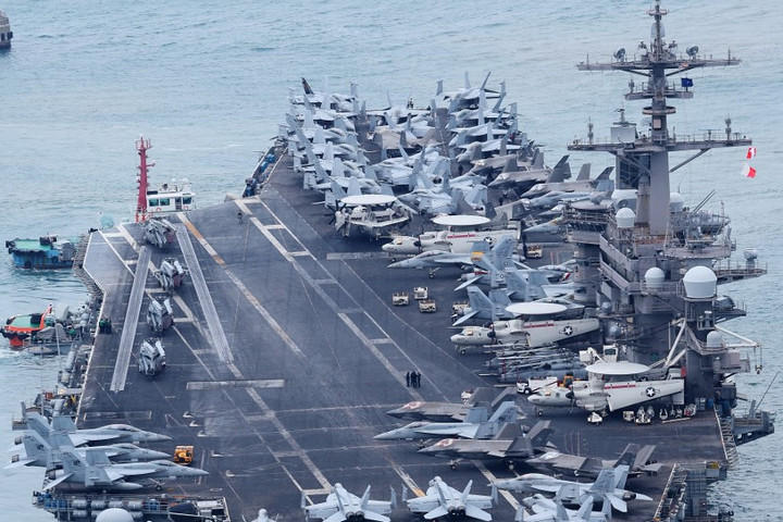 Fotó: AFP/YONHAP Amerikai repülőgép-hordozó egy dél-koreai kikötőben