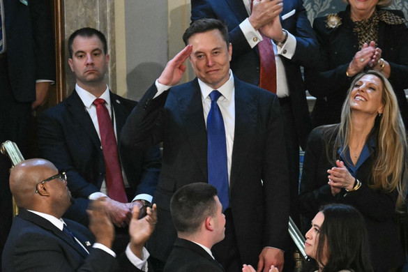 Folytatódik a Musk–Sikorski-szócsata