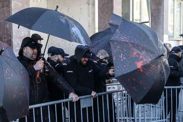 Megtámadták a kormánypárti képviselőket Belgrádban