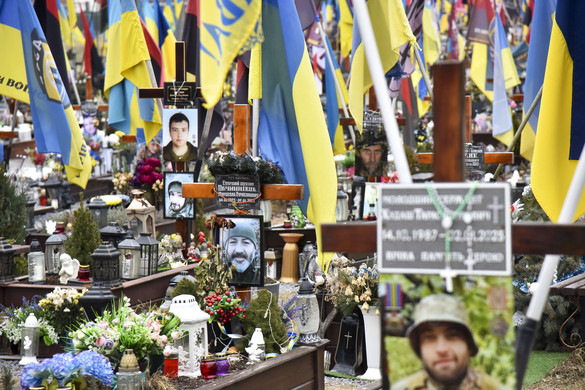 Csaknem ezer ukrán katona földi maradványait szállították haza