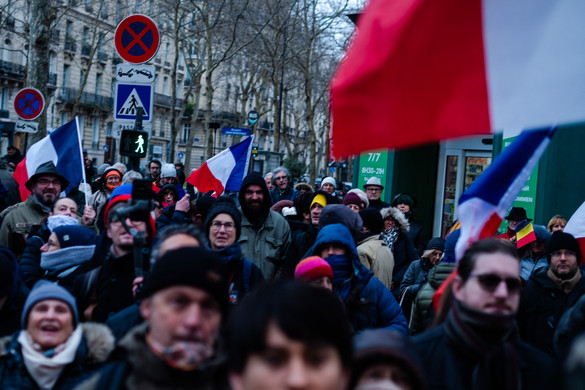 Ezrek tüntettek Macron Ukrajna politikája ellen Párizsban + VIDEÓ
