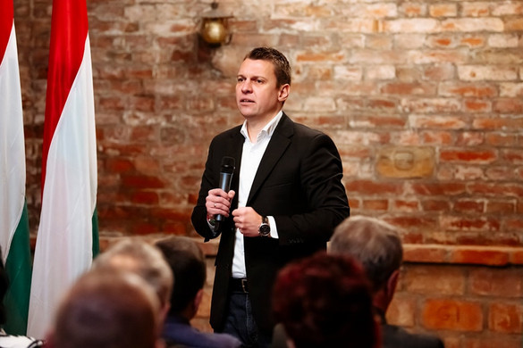A kommunikációs igazgató szerint háborúpárti a Tisza