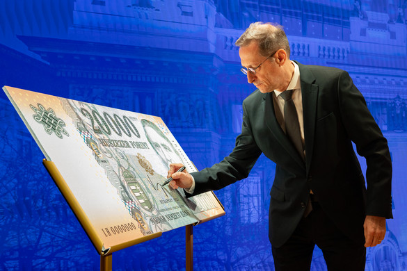 Aláírta az MNB új elnöke az első forint bankjegyet