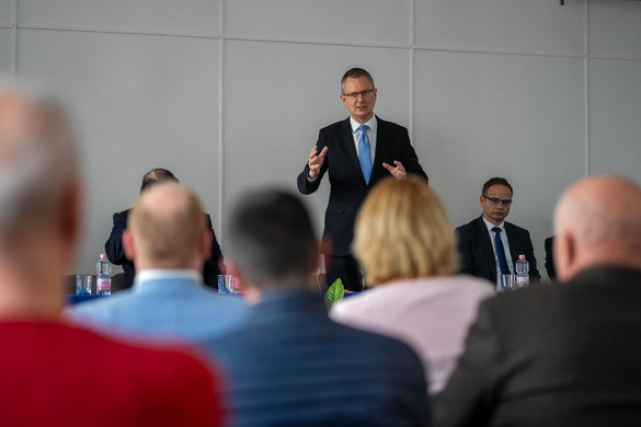 A kormány megnyitja a szülőknek az ingyenes nyelvtanulási modult a Krétában