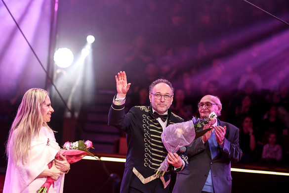 „A cirkusz manézsa egy földre fektetett glória”