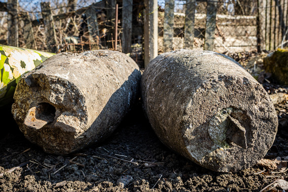 Bombákkal rögzítették a kerítést