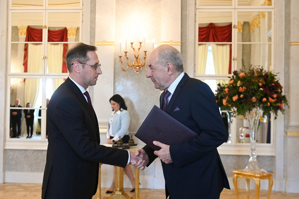 Letette a hivatali esküt Varga Mihály