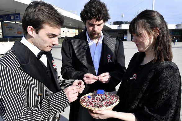 Kokárdát osztanak előadóművészek