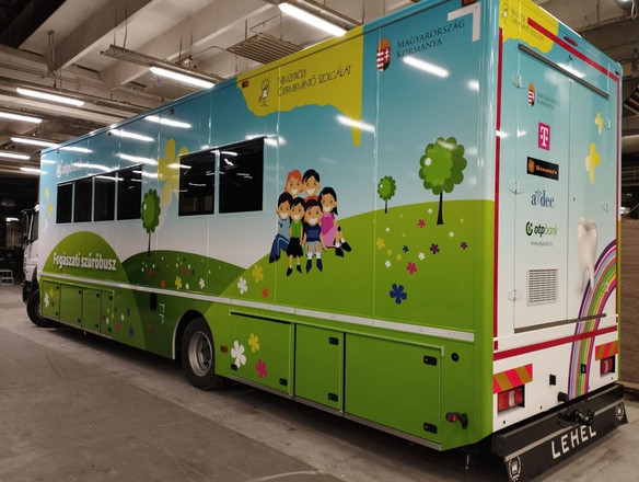 Kövér László: Háromezer gyermek fogászati szűrését biztosítja az új szűrőbusz