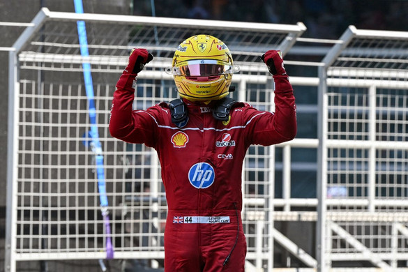 Hamilton rajt-cél győzelme a sanghaji sprintfutamon