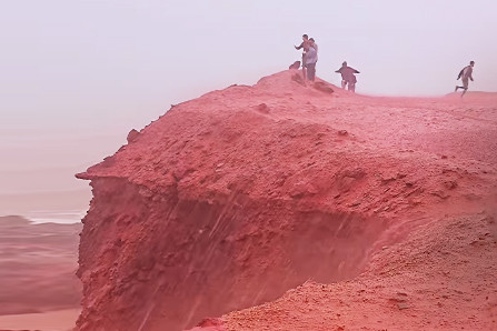 Vérvörössé vált Irán egyik strandja