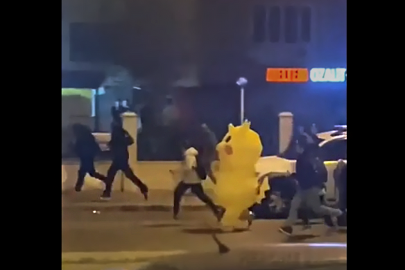 Rohamrendőrök, menekülő tüntetők – és Pikachu + VIDEÓ