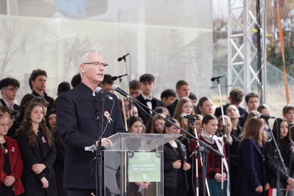 Fotó: Soltész Miklós fb oldala A magyarok ma azért vívnak szabadságharcot, hogy gyermekeiket a keresztény értékek megtartására nevelhessék