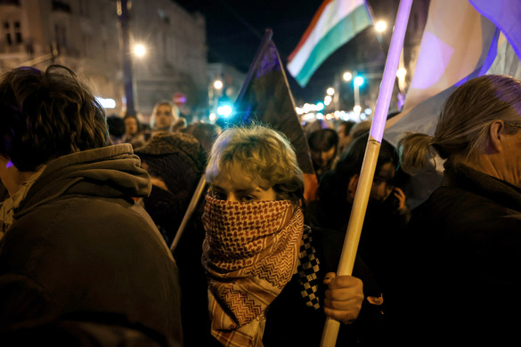 Blokád alá vették a Margit hidat a tüntetők + GALÉRIA