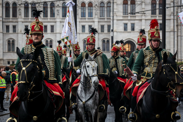 Így masíroztak huszáraink a Magyar Nemzeti Múzeumhoz + GALÉRIA