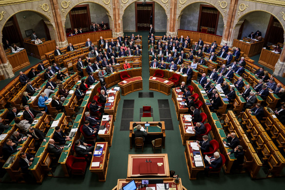 Képviselői eskütétel, interpellációk és törvényviták a parlamentben