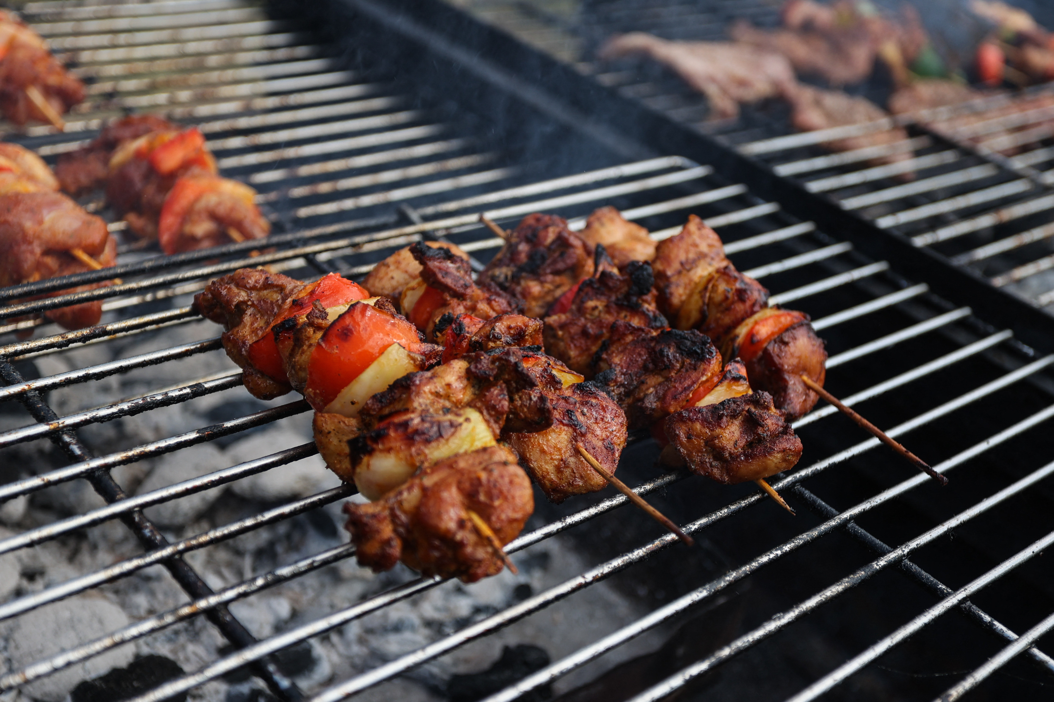 Táplálkozási szakértők megnevezték a legveszélyesebb grillszószt